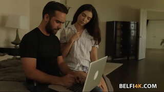 Kurvás barna szüksége van egy nagy fasz, hogy nyúlik a puncija