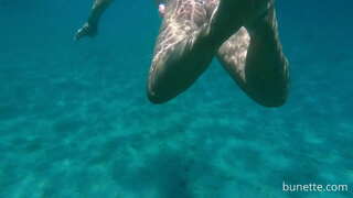 Nuoto con la mia butt plug in oceano