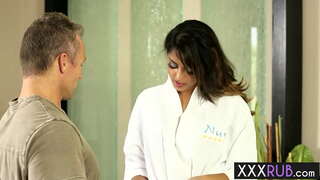 Sexy babe Sophia ലിയോൺ knelt and വിഴുങ്ങി ഡിക്ക് ശേഷം മസാജ്