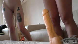 Hazing សត្វមាន់ព្យាយាមខុសគ្នា dildos ដើម្បីមើលឃើញដូចម្តេចធំគឺធំពេក