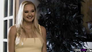 Милфа Лорен Филлипс және похотливый жасөспірім Пейсли Портер кезек-кезек скутут на мүшесі, откусывая үлкен ерлер еті