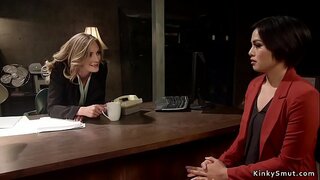 Szőke leszbikus anális baszik barna helyettes tiszt, heveder a kakas