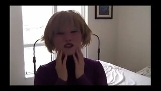 ���्त्री वर ठेवते आणि मास्क बजावते एक कृत्रिम लंड