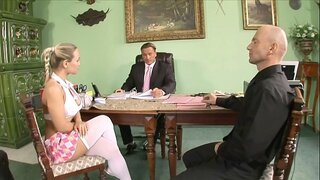 Երկու առողջ թիւը պատժում է անհնազանդ քոլեջի ուսանողուհի Միա Ի լաքած իր