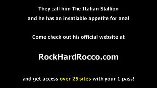 Sürtük stepteen üvey annesi gibi olmak istiyor, öpüşmeye ve birbirlerinin amlarını yalamaya başlıyorlar.Aniden üvey babası gelir, sinirlenmek yerine büyük boğazını emmelerine izin verir cock.In dönüş o stepteens kedi sikikleri ve hanımları sıkı sulu eşek.