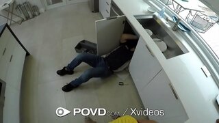 ���ೊಡ್ಡ ಶಿಶ್ನ ಸ್ಲೈಡ್ಗಳು ಒಳಗೆ ಟೈಟಾಗಿ ಕಂದು ಕೂದಲಿನ ಸುಂದರಿ ತುಲ್ಲು