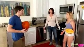 Plížit se s nevlastní sestrou, zatímco máma dělá labore domů