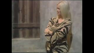 Көпчүлүк жопастая блондинка сучка Ханна Харпер сосет жана трахается менен шеф-ашпозчу толстым мүчөсү в ресторане