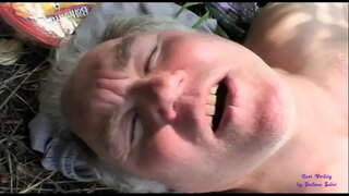 Ad scortum vidit duos senes stupri in aperta rura et iungit eos